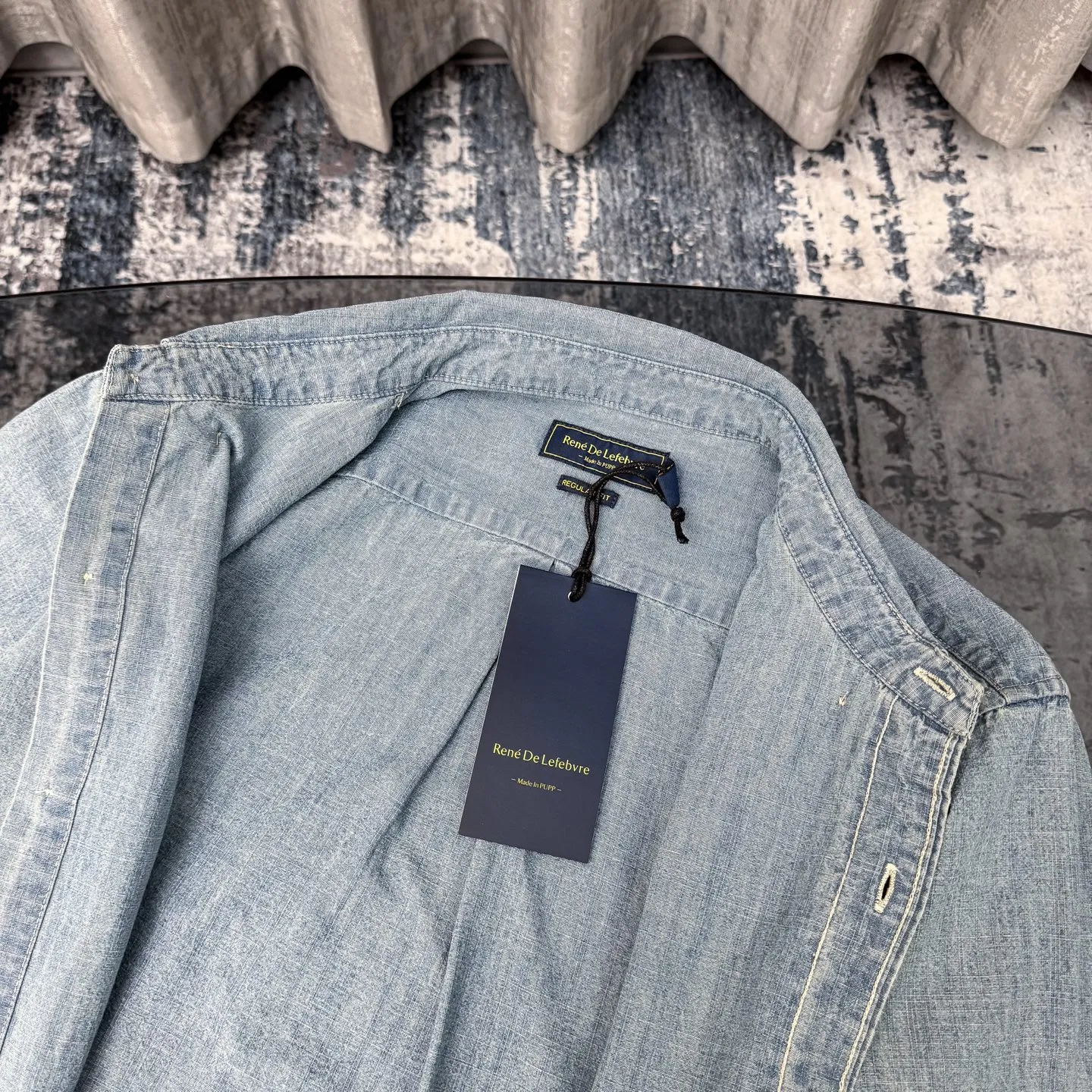 P400 [Original item] Top quality lapel long-sleeved washed denim shirt jacket Four-season men's two-color pure cotton shirt stone-washed retro casual denim shirt Denim shirt is really the most iconic product, decorated with colorful iconic pony embroidery, presenting a classic polo style design. It is a versatile choice from winter to summer. The multiple washes of denim greatly increase the comfort and softness of the fabric. The distressed effect is full of strong American retro style. This one is also closed with eyes closed. Simply YYDS~ The same style for men and women. It can be worn alone or as a cardigan. If you like looseness, choose one size larger. It is more suitable for inner wear~ The overall style is a loose version with a bit of boyfriend style. The silhouette is good and the drape is good. The upper body has a tough style~ It has an American retro denim style. This shirt is suitable for many occasions, whether it is daily leisure or commuting. It is a good choice. It can also be used as a layering jacket/coat. Color: dark blue, light blue, size: S-XL